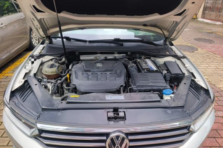 Used Volkswagen Magotan 2019 330TSI DSG Luxury Version China VI Standard Engine Bay