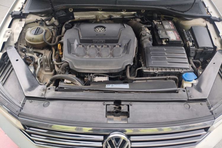 Used Volkswagen Magotan 2019 330TSI DSG Luxury Version China VI Standard Engine Bay