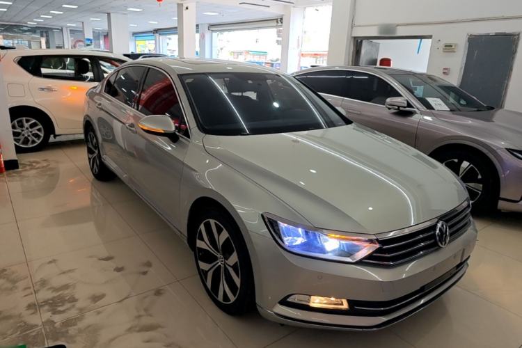 Used Volkswagen Magotan 2019 280TSI DSG Comfort Model China VI Standard Front Right 45 Deg