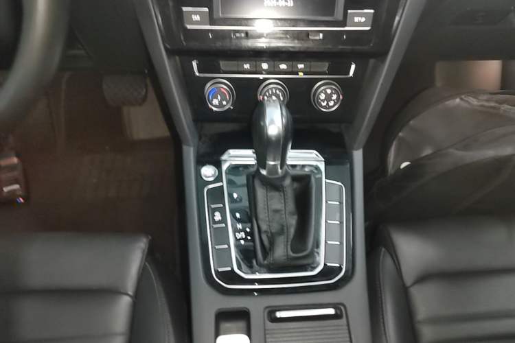Used Volkswagen Magotan 2019 330TSI DSG Leading Edition China V Standard Gear Lever