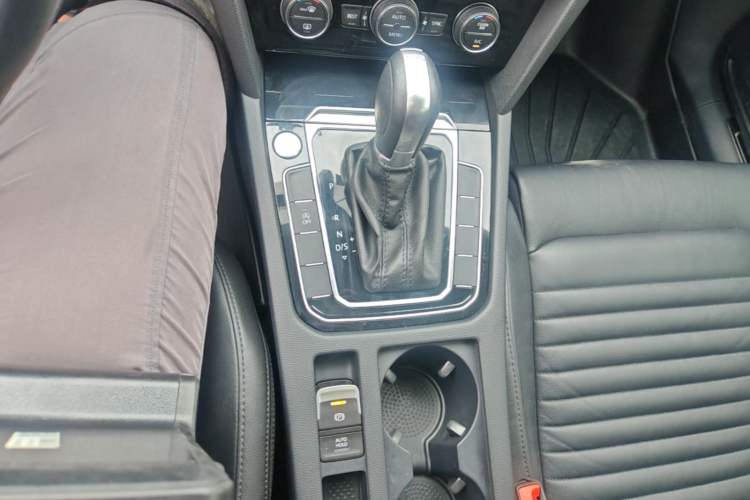 Used Volkswagen Magotan 2019 330TSI DSG Luxury Version China VI Standard Gear Lever