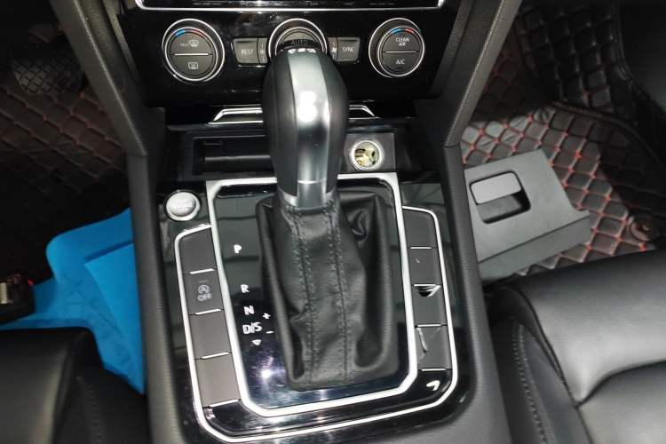 Used Volkswagen Magotan 2019 330TSI DSG Luxury Version China VI Standard Gear Lever