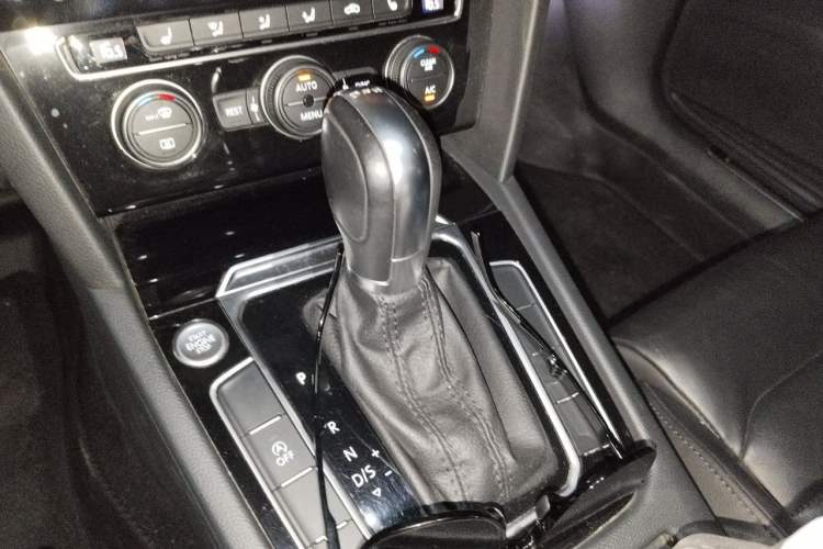 Used Volkswagen Magotan 2019 330TSI DSG Luxury Model China V Standard Gear Lever