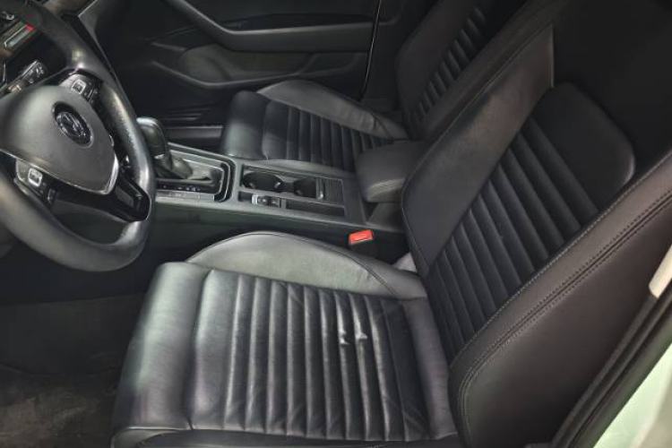 Used Volkswagen Magotan 2019 330TSI DSG Luxury Version China VI Standard Interior 1
