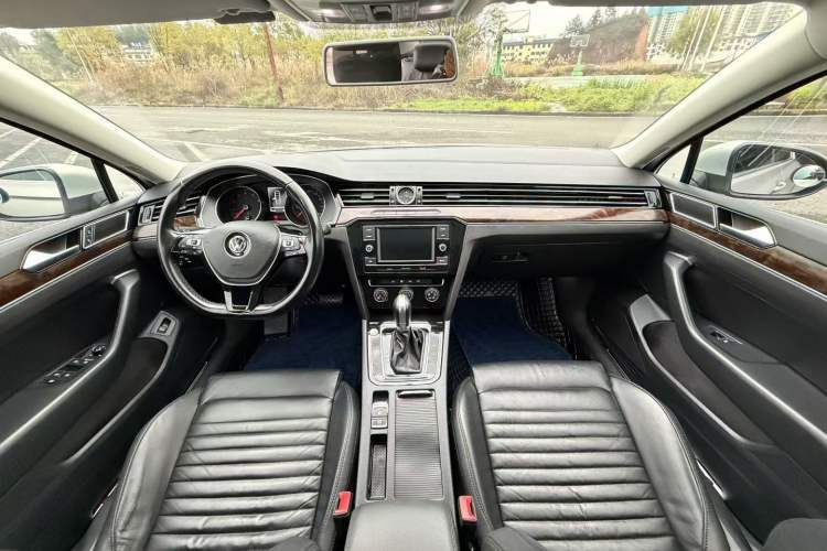 Used Volkswagen Magotan 2019 330TSI DSG Leading Model China VI Standard Interior 1