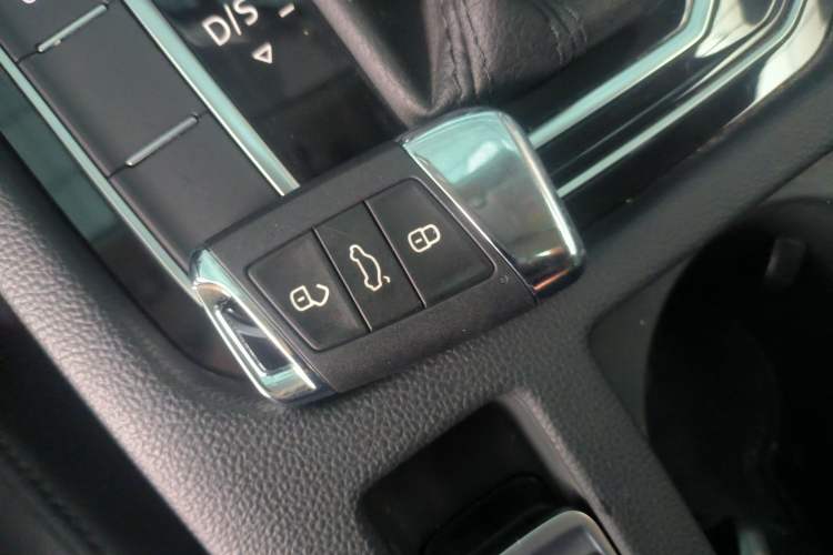 Used Volkswagen Magotan 2019 330TSI DSG Leading Model China VI Standard Interior 1
