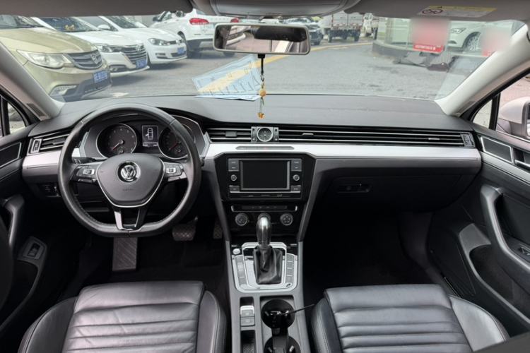 Used Volkswagen Magotan 2019 330TSI DSG Leading Model China VI Standard Interior 2