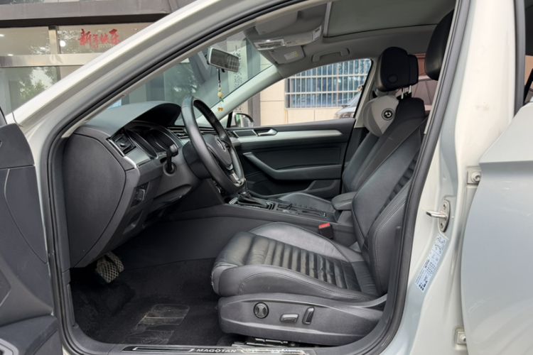 Used Volkswagen Magotan 2019 330TSI DSG Leading Model China VI Standard Interior 3