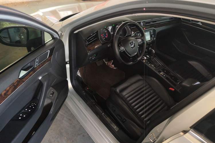 Used Volkswagen Magotan 2019 330TSI DSG Leading Model China VI Standard Interior 3