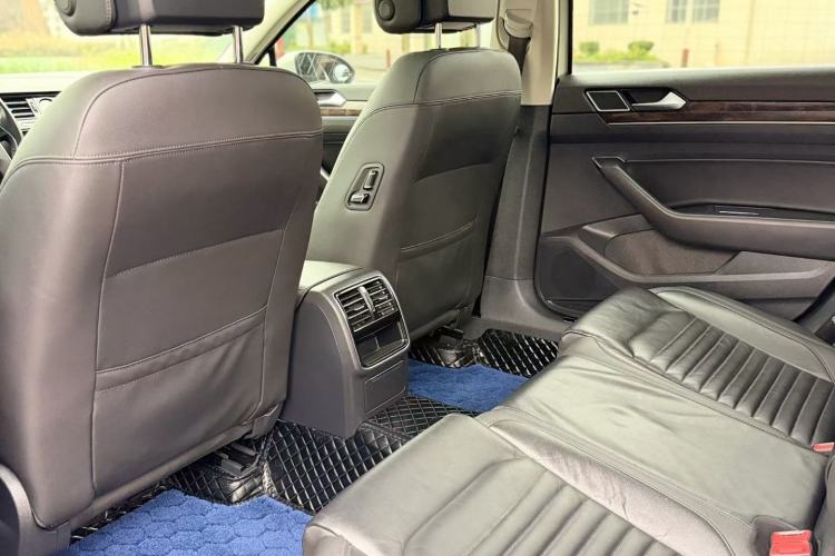 Used Volkswagen Magotan 2019 330TSI DSG Leading Model China VI Standard Interior 3