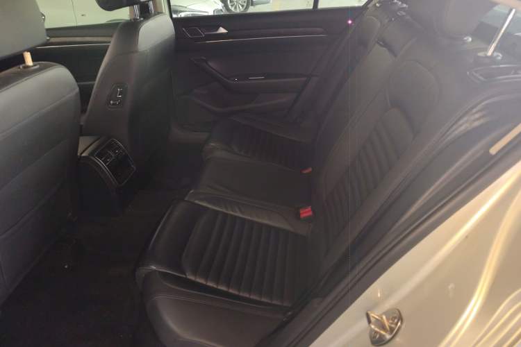 Used Volkswagen Magotan 2019 330TSI DSG Leading Model China VI Standard Interior 4