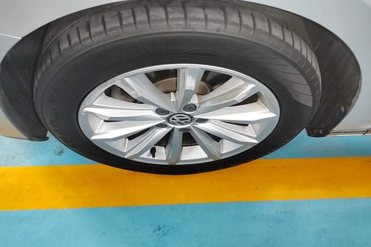 Used Volkswagen Magotan 2019 330TSI DSG Leading Edition China V Standard Left Front Wheel Hub