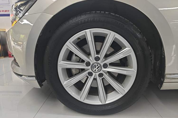 Used Volkswagen Magotan 2019 330TSI DSG Leading Model China VI Standard Left Front Wheel Hub