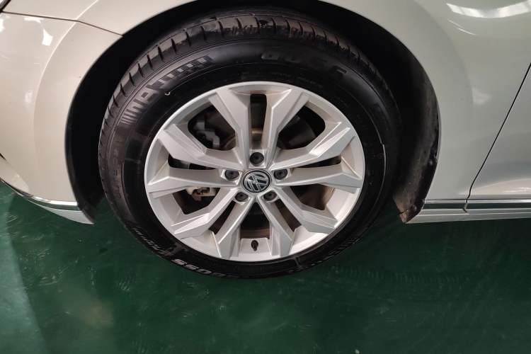 Used Volkswagen Magotan 2019 330TSI DSG Luxury Version China VI Standard Left Front Wheel Hub
