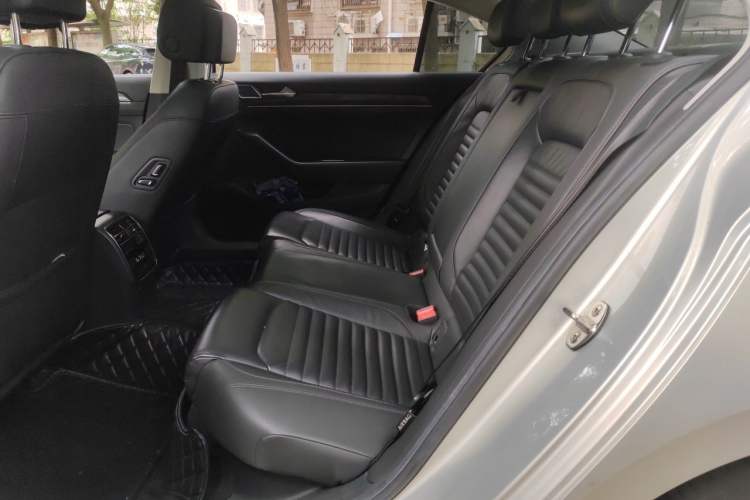 Used Volkswagen Magotan 2019 380TSI DSG Luxury Model China V Standard Left Rear Seat