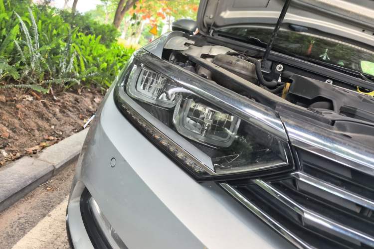 Used Volkswagen Magotan 2019 330TSI DSG Leading Model China VI Standard Right Front Headlight
