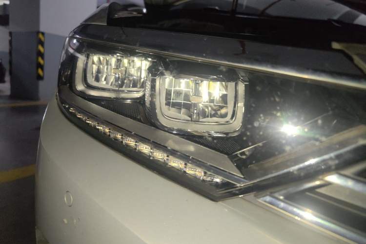 Used Volkswagen Magotan 2019 330TSI DSG Leading Model China VI Standard Right Front Headlight