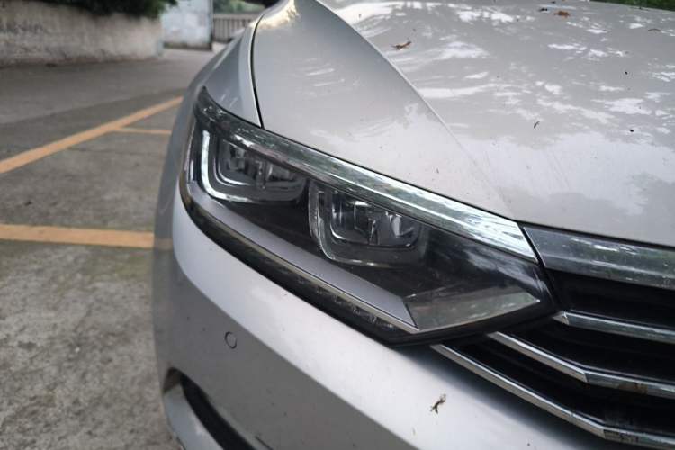 Used Volkswagen Magotan 2019 330TSI DSG Leading Edition China V Standard Right Front Headlight