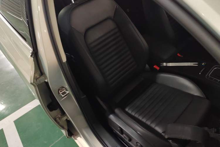 Used Volkswagen Magotan 2019 330TSI DSG Luxury Version China VI Standard Right Front Seat