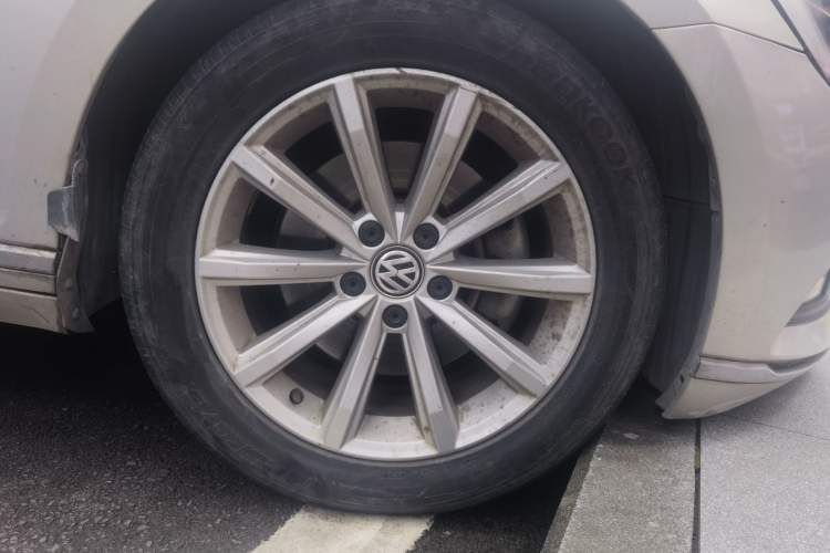 Used Volkswagen Magotan 2019 330TSI DSG Leading Model China VI Standard Right Front Wheel Hub