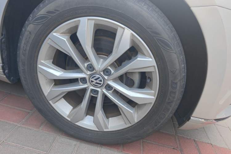 Used Volkswagen Magotan 2019 330TSI DSG Luxury Version China VI Standard Right Front Wheel Hub