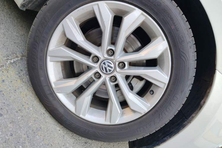 Used Volkswagen Magotan 2019 380TSI DSG Luxury Model China V Standard Right Front Wheel Hub