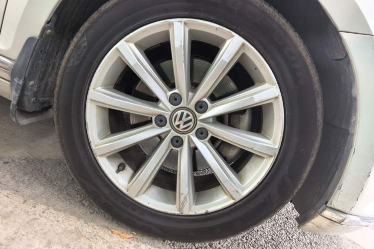 Used Volkswagen Magotan 2019 330TSI DSG Leading Model China VI Standard Right Front Wheel Hub