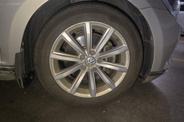 Used Volkswagen Magotan 2019 330TSI DSG Leading Model China VI Standard Right Front Wheel Hub