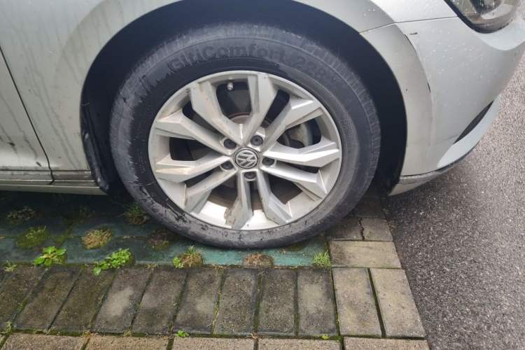 Used Volkswagen Magotan 2019 330TSI DSG Luxury Version China VI Standard Right Front Wheel Hub