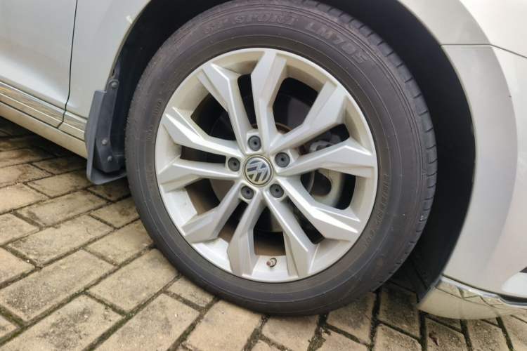 Used Volkswagen Magotan 2019 330TSI DSG Luxury Version China VI Standard Right Front Wheel Hub