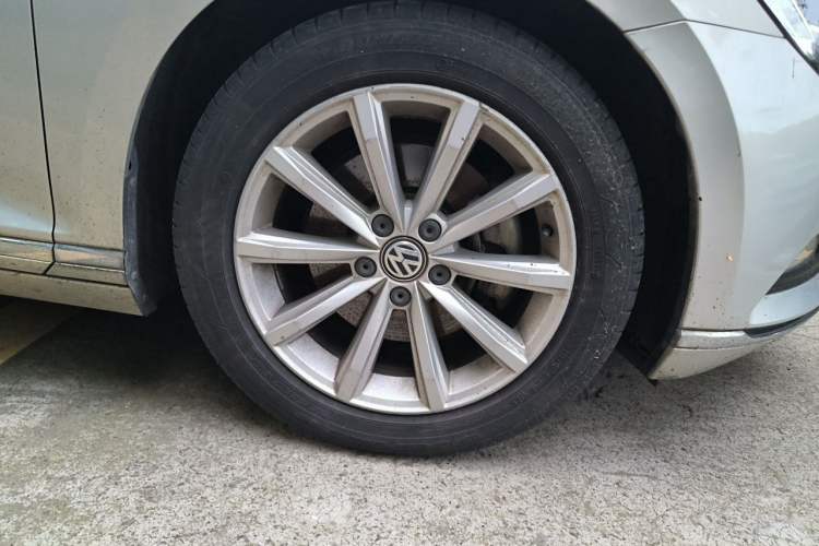 Used Volkswagen Magotan 2019 330TSI DSG Leading Edition China V Standard Right Front Wheel Hub