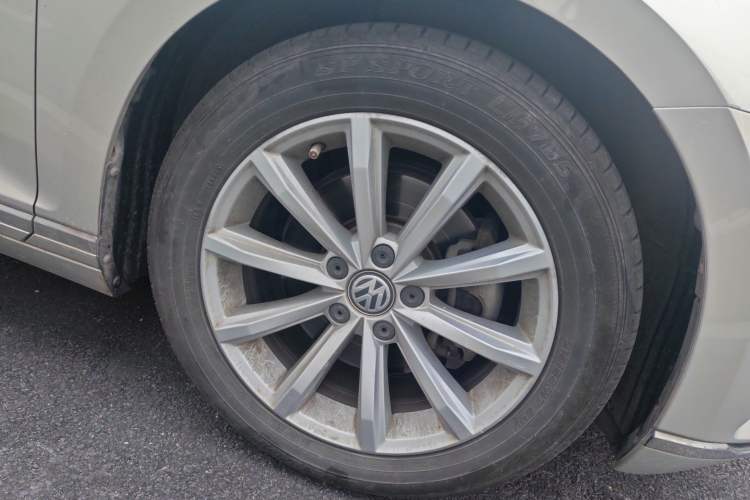 Used Volkswagen Magotan 2019 330TSI DSG Leading Edition China V Standard Right Front Wheel Hub