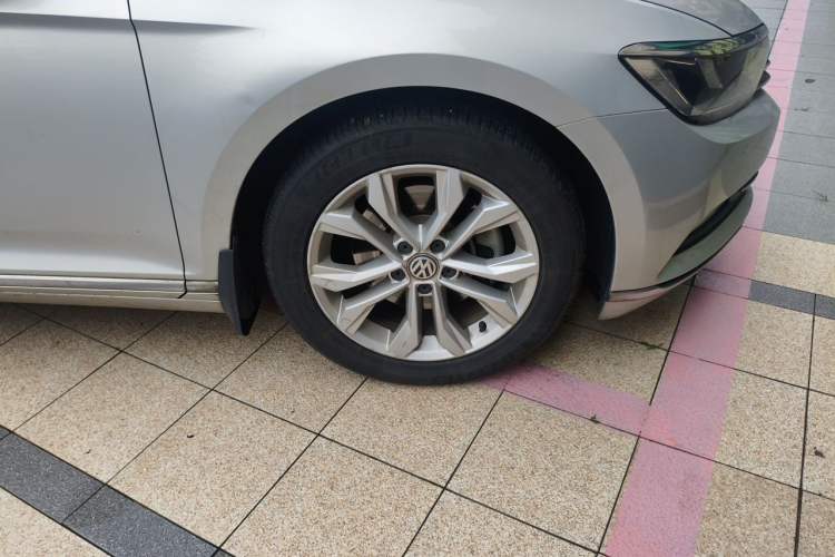 Used Volkswagen Magotan 2019 330TSI DSG Luxury Version China VI Standard Right Front Wheel Hub