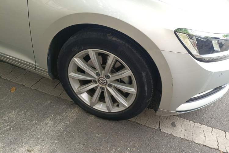 Used Volkswagen Magotan 2019 330TSI DSG Leading Edition China V Standard Right Front Wheel Hub