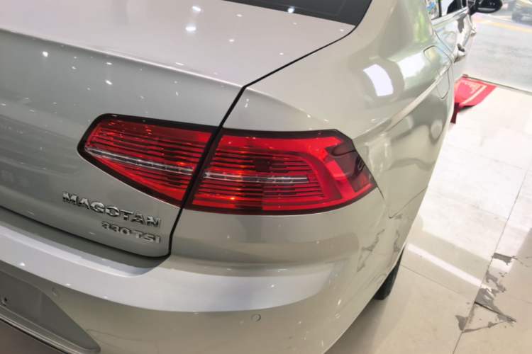 Used Volkswagen Magotan 2019 330TSI DSG Leading Model China VI Standard Right Rear Taillight