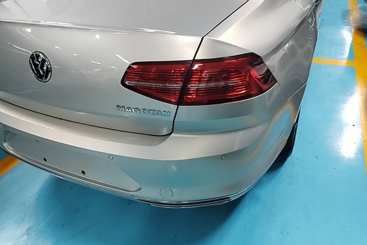 Used Volkswagen Magotan 2019 330TSI DSG Leading Edition China V Standard Right Rear Taillight