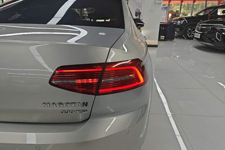Used Volkswagen Magotan 2019 330TSI DSG Leading Model China VI Standard Right Rear Taillight