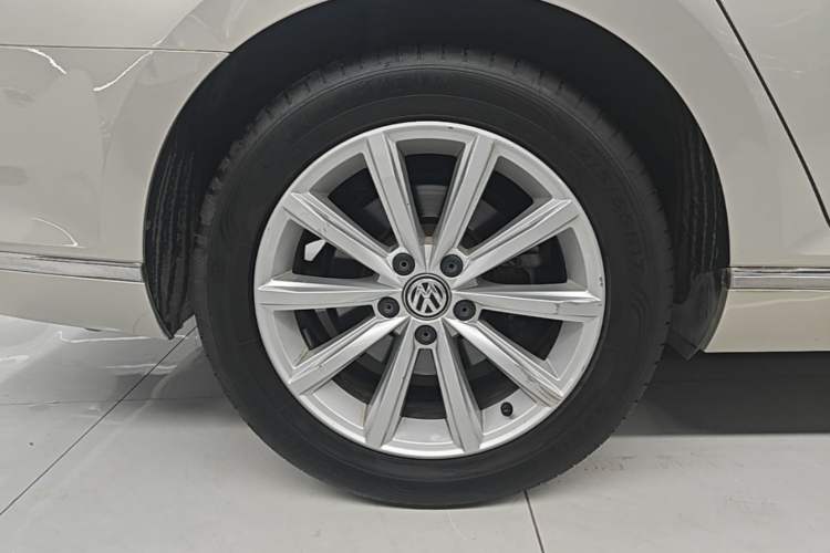Used Volkswagen Magotan 2019 330TSI DSG Leading Model China VI Standard Right Rear Wheel Hub