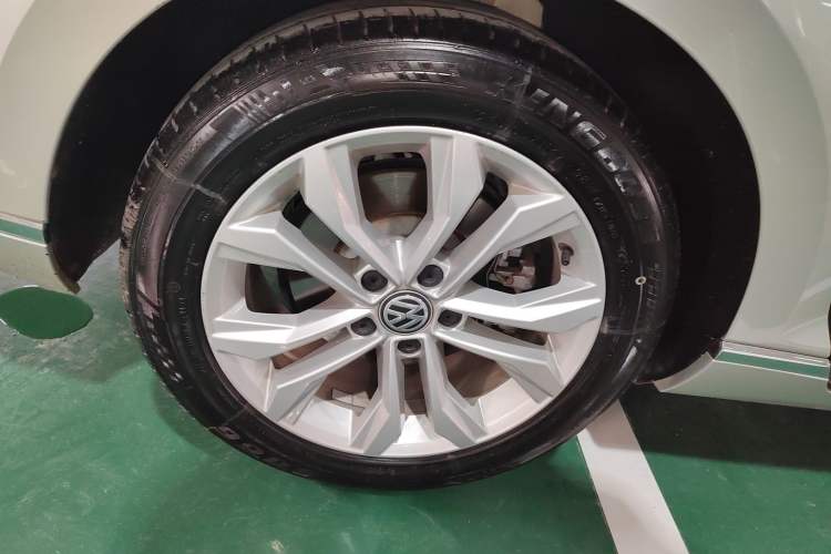 Used Volkswagen Magotan 2019 330TSI DSG Luxury Version China VI Standard Right Rear Wheel Hub