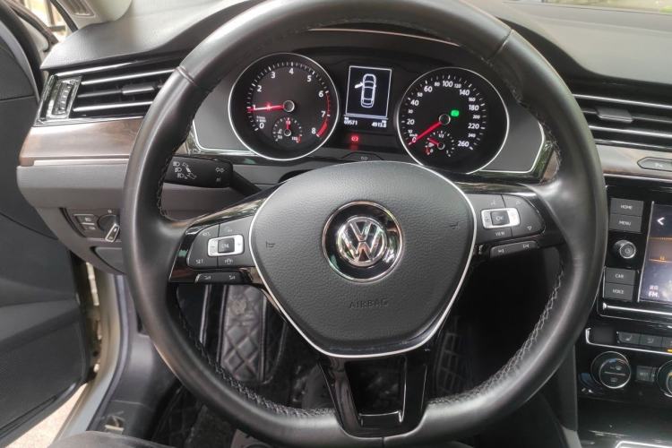 Used Volkswagen Magotan 2019 380TSI DSG Luxury Model China V Standard Steering Wheel