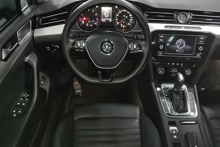 Used Volkswagen Magotan 2019 330TSI DSG Leading Edition China V Standard Steering Wheel