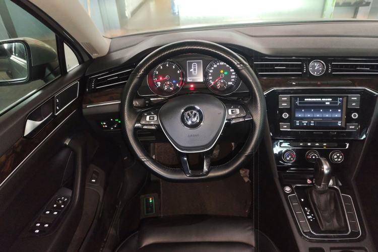 Used Volkswagen Magotan 2019 330TSI DSG Leading Model China VI Standard Steering Wheel