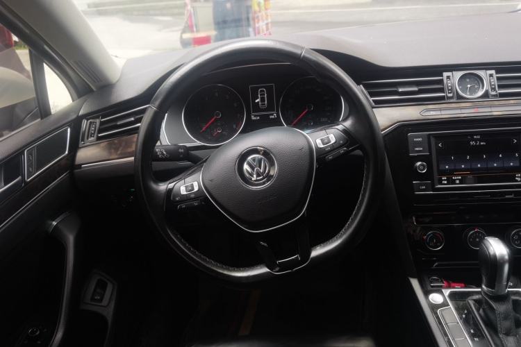 Used Volkswagen Magotan 2019 330TSI DSG Leading Model China VI Standard Steering Wheel