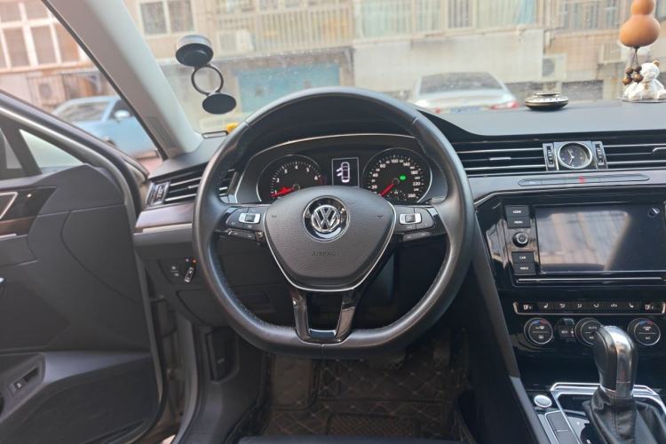 Used Volkswagen Magotan 2019 330TSI DSG Luxury Version China VI Standard Steering Wheel