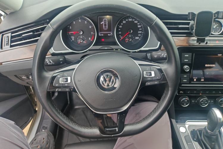 Used Volkswagen Magotan 2019 330TSI DSG Luxury Version China VI Standard Steering Wheel