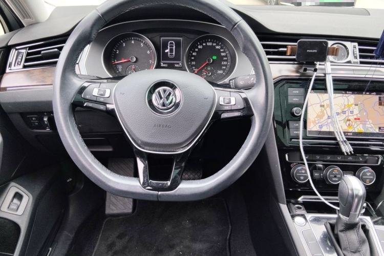 Used Volkswagen Magotan 2019 330TSI DSG Luxury Version China VI Standard Steering Wheel