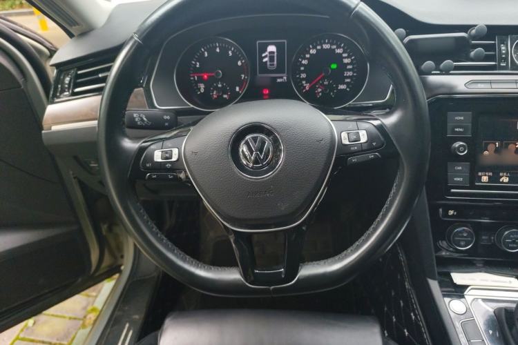 Used Volkswagen Magotan 2019 330TSI DSG Luxury Version China VI Standard Steering Wheel