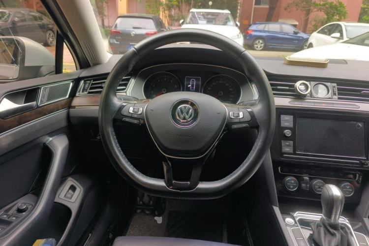 Used Volkswagen Magotan 2019 330TSI DSG Luxury Version China VI Standard Steering Wheel