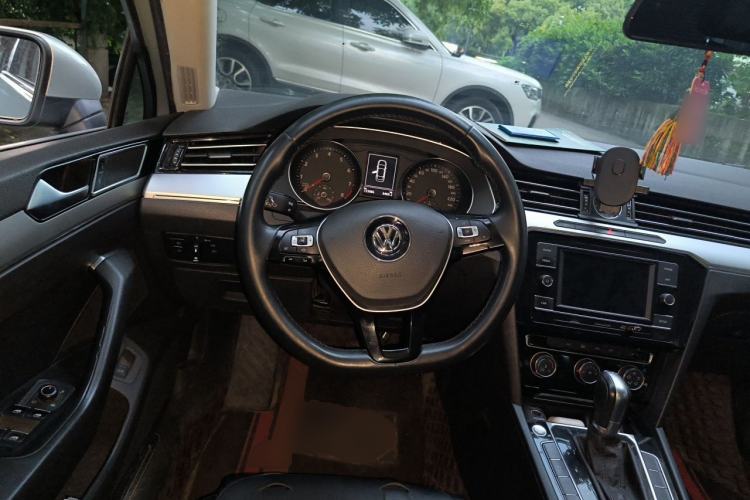 Used Volkswagen Magotan 2019 330TSI DSG Leading Edition China V Standard Steering Wheel