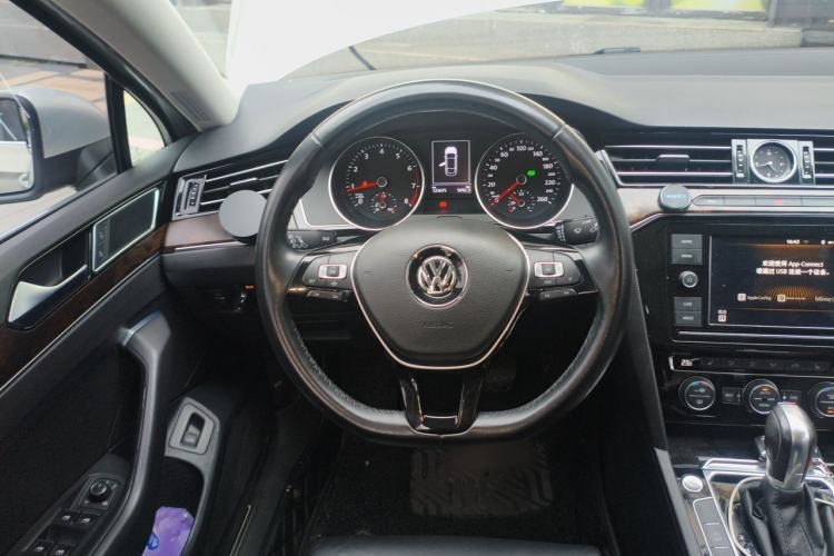 Used Volkswagen Magotan 2019 330TSI DSG Luxury Version China VI Standard Steering Wheel